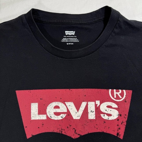 Levi's Classic Women's Black Tee with Red Logo Size Small - Picture 3 of 5